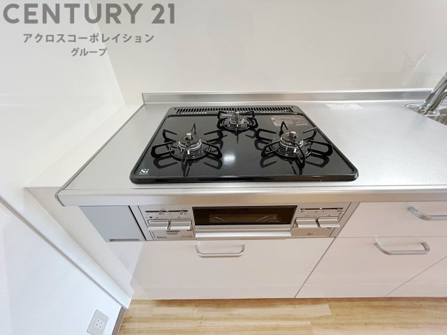 多数の調理器具を同時に使用でき、料理の効率化が可能。省エネで節約になり、様々な料理スタイルに適応できます。また、火力調整が独立しており、手入れや掃除もしやすく、今よりもっとお料理が楽しくなるかも。
