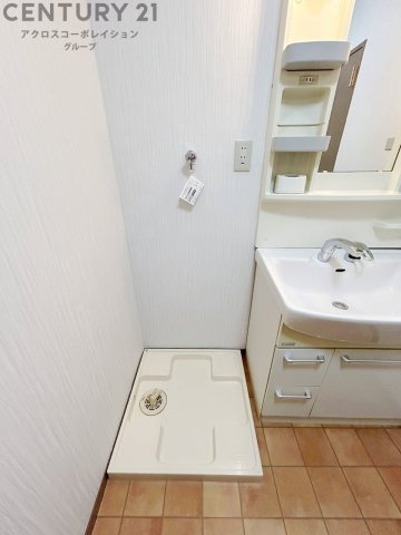 洗濯物の仕分け作業がしやすく、整理整頓が容易になります。洗濯音や湿気を他の部屋に持ち込まず、生活環境を快適に保ちます。上部を活用すれば収納スペースを確保でき洗剤や洗濯用品の整理もしやすくなります。