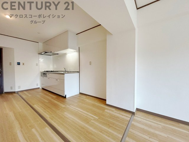 キッチン前のダイニングスペース。ダイニングセットを置いても十分な広さを確保。