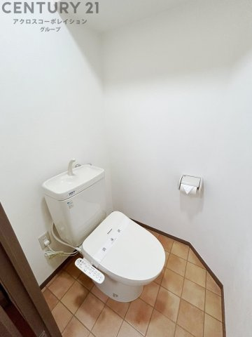 温水洗浄便座付トイレは温水洗浄機能により、暖かい水でおしりを洗浄することができ、冷たい水を使う従来の便座に比べ、温水洗浄機能で暖かいトイレを提供し、快適な使用を可能にします。