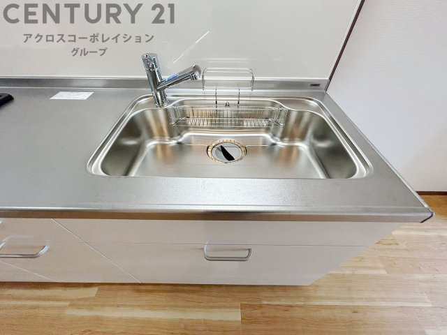 大きなシンクでお鍋などの大きな調理器具を洗う際にも便利です。