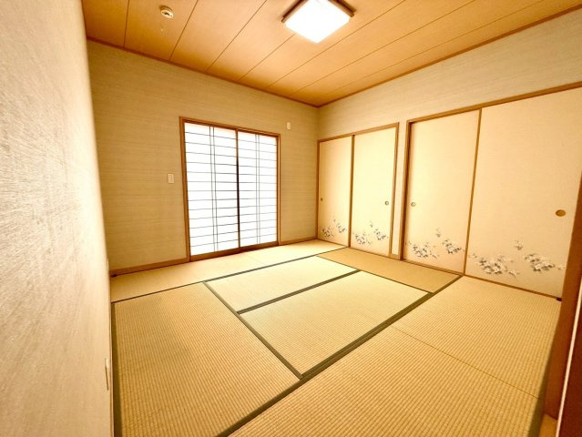 ゆとりある和室8帖！畳のやわらかな感触が心地よく、家族のくつろぎ空間としてもぴったり