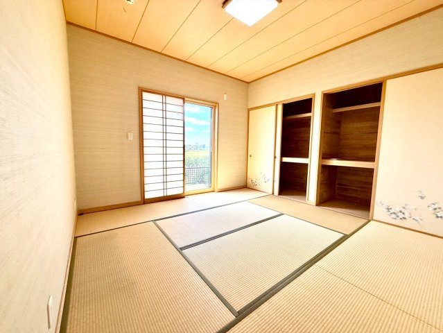 ごろ寝や読書にちょうどいい、くつろぎの和室スペース。