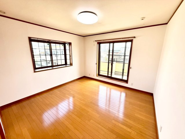 洋室8帖！2面採光で明るい室内！