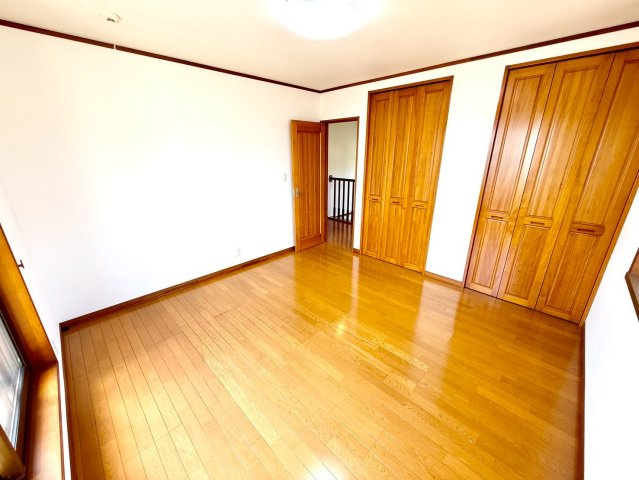 洋室8帖！2面採光で明るい室内！