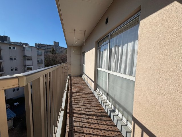 ウッドパネルの足元が心地よい開放的な屋外。週末は朝食をここで。