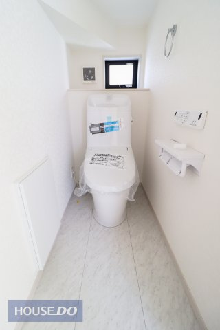 【トイレ】温水洗浄暖房便座付き。2箇所あるので、忙しい朝でも安心♪ほっと一息つけるプライベート空間は広めの設計となっております。