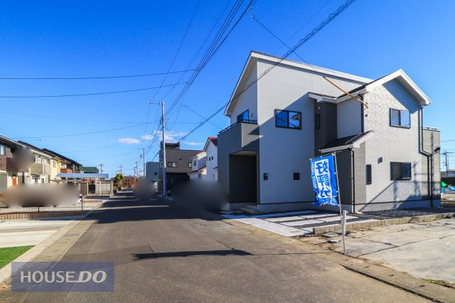 【前面道路】駐車や切り返しも楽々6ｍ道路です♪周辺環境は大切な要素ですので、道幅や駐車など、現地でしっかりとご説明させていただきます。
