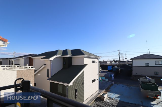 【建物からの眺望】バルコニーからの景色。十分な間隔が確保されております。