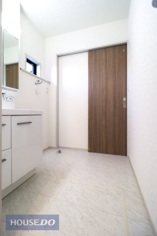 【脱衣所】洗面脱衣所はゆったりとしたスペースで使いやすいです。