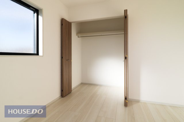 【収納】各居室にしっかり収納がついているので、荷物が増えても安心ですね！お部屋を広く使うためにも収納スペースは必要です。