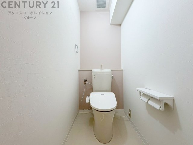 温水洗浄便座付トイレは温水洗浄機能により、暖かい水でおしりを洗浄することができ、冷たい水を使う従来の便座に比べ、温水洗浄機能で暖かいトイレを提供し、快適な使用を可能にします。　