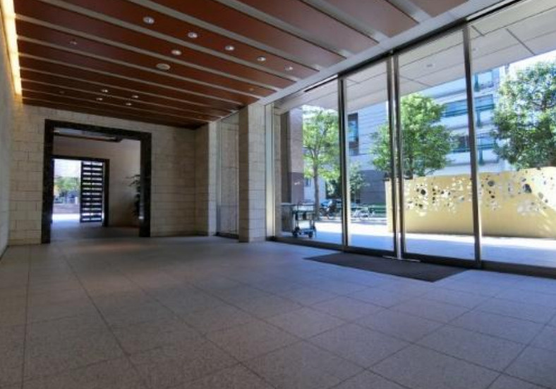 シンプル且つモダンなエントランス＆ホール。ゆとりを感じさせる上質で明るい空間が住まう人や訪れる人を心地よく迎え入れてくれます。　