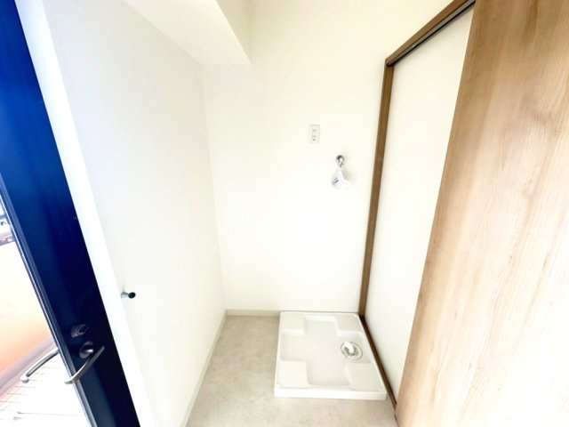 洗濯室、他の空間と区切られており気になる音が広がりません。キッチンからつながり、またバルコニーに通じる扉もありますのでそのまま干しに行けます。家事が楽になる動線です。