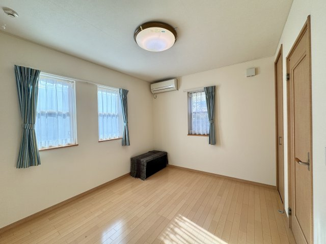 2階洋室は5.7帖。狭すぎず広すぎず程よい大きさです。