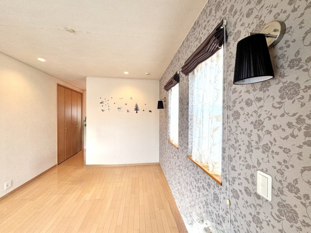 8帖主寝室。奥にウォークインクローゼット等、収納たっぷりで衣装が沢山しまえます。お部屋はブラックの照明がアクセントになった大人かわいい雰囲気です。