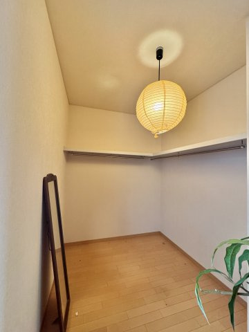 主寝室のウォークインクローゼット。
