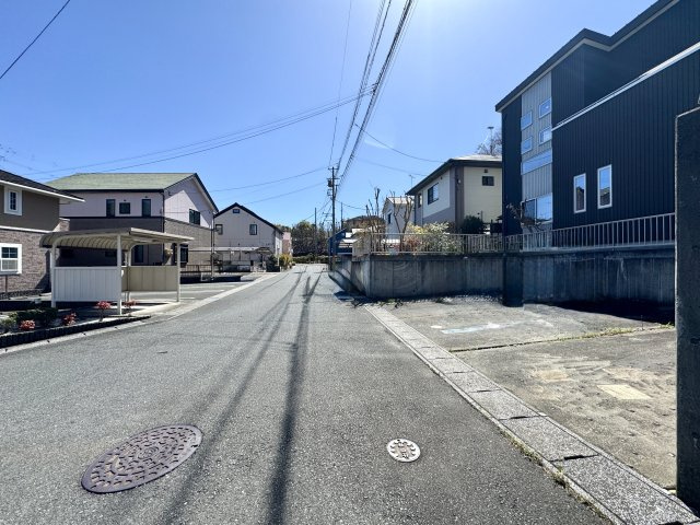 車通りは周辺お住まいの方のみの静かな住宅地です。駐車場も3台停められます。