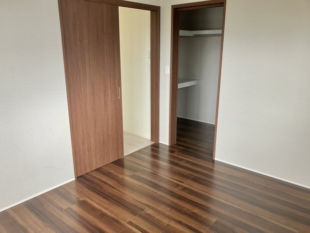 2階東側洋室です！床や壁もとてもきれいです！