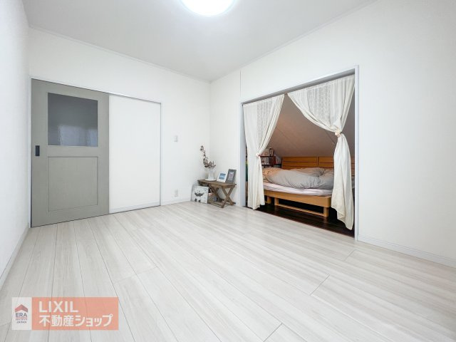 南に面した洋室は陽光ふりそそぐ明るい室内、明るい印象の空間で開放感があります。