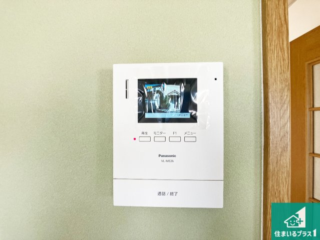 カラーモニターインターホン！声だけでなく来訪者の姿や顔がモニターで確認できるので、小さなお子様がいらっしゃるご家庭でも安心できます！