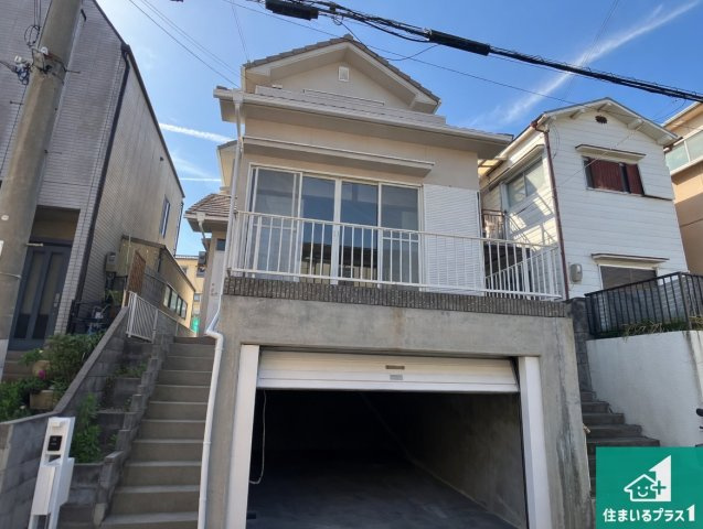 周辺は落ち着いた街並みの住宅地！子育てがしやすい住環境です！まだ未完成ですが、現地でしかわからない事もございます。是非一度ご覧ください。