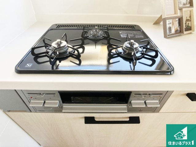 ダブル高火力Ｓｉセンサー付きコンロ！3口あるので、まとめて料理をする時も大活躍！