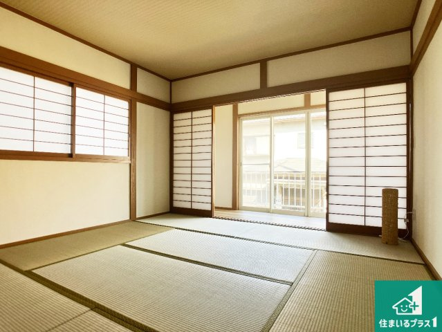 一室あると便利な和室は客間としてだけでなく、小さなお子様のプレイルームや食後のくつろぎスペースとしてもご利用いただけます。
