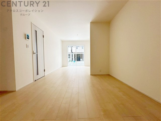 キッチン前のダイニングスペース　カウンターキッチンから料理の受け渡し等に便利です。ダイニングセットを置いても十分な広さを確保。