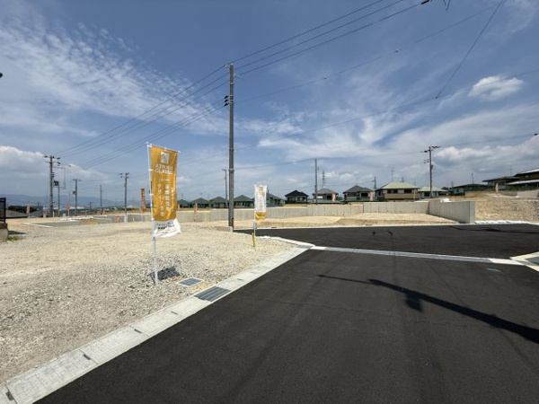 【城陽市寺田尼塚 55号地 売土地 建築条件付きの前面道路含む現地写真】