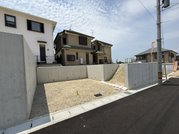 【城陽市寺田尼塚 57号地 売土地 建築条件付きの前面道路含む現地写真】