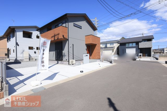 広い前面道路で車の出入りも楽々です♪