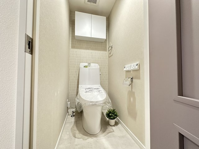 上部に収納は嬉しい設備です。清潔感のあるトイレです。