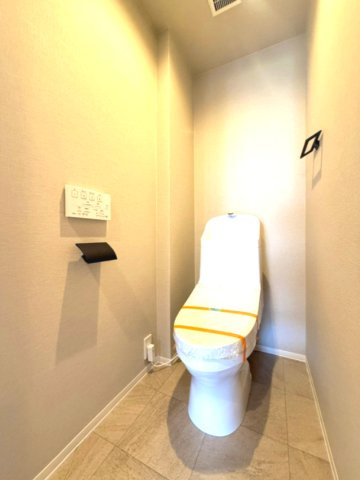 グレーで清潔感あるトイレになっております。