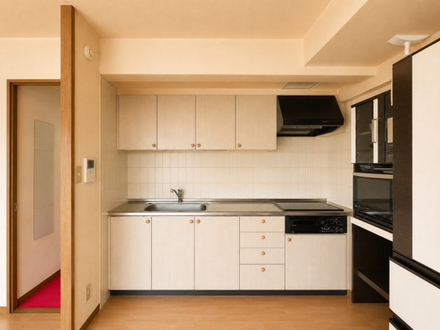 作業スペースが確保された使いやすいキッチンです。収納も充実しており、調理器具や食器類を整理しながら快適に料理を楽しめます。リビングとの距離も近く、家族との会話を楽しみながら家事をすることができます。