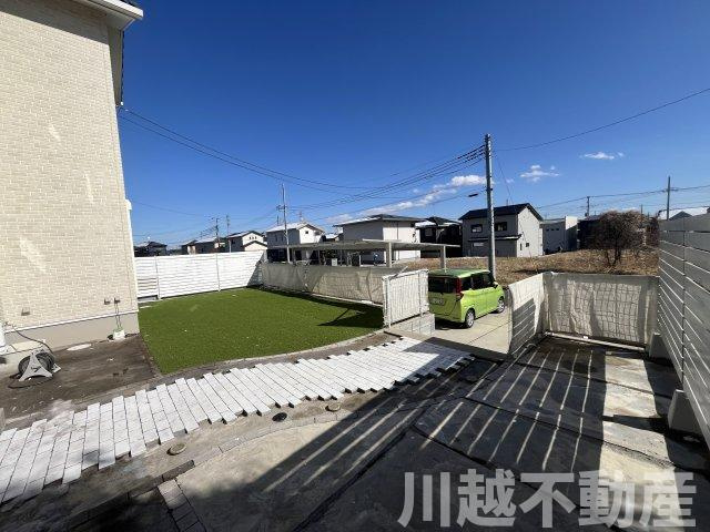 道路から見ると1ｍ以上高い場所にある専用庭、優越感に浸れますね。