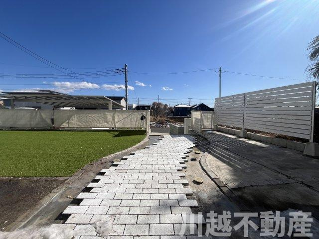 日常を忘れてしまうような玄関までのアプローチ