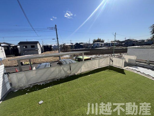 1階のリビングの掃き出し窓から見た光景。毎日がリゾート気分。