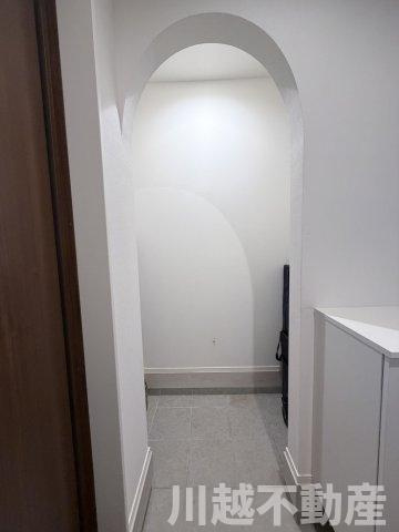 玄関の左脇のお洒落な入口の先には土間収納が広がります