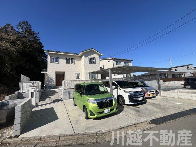 日当たりの良さを確保できる、南面の駐車スペース、最大4台を並列で駐車が可能です。