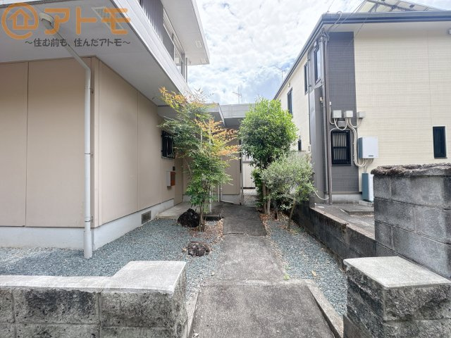 玄関までのアプローチ部分です♪