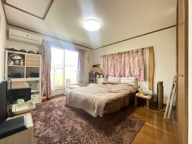 2階約8帖洋室には屋根裏収納がございます。