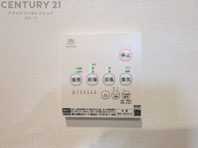 洗濯物の仕分け作業がしやすく、整理整頓が容易になります。洗濯音や湿気を他の部屋に持ち込まず、生活環境を快適に保ちます。上部を活用すれば収納スペースを確保でき洗剤や洗濯用品の整理もしやすくなります。
