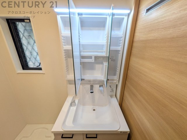 化粧品や洗顔料、歯ブラシなどの必需品をまとめて置ける収納スペースがあり、使用するたびに取り出す手間が省けます。また、水回りのため、濡れても大丈夫な素材が使用されており、お手入れが簡単です。
