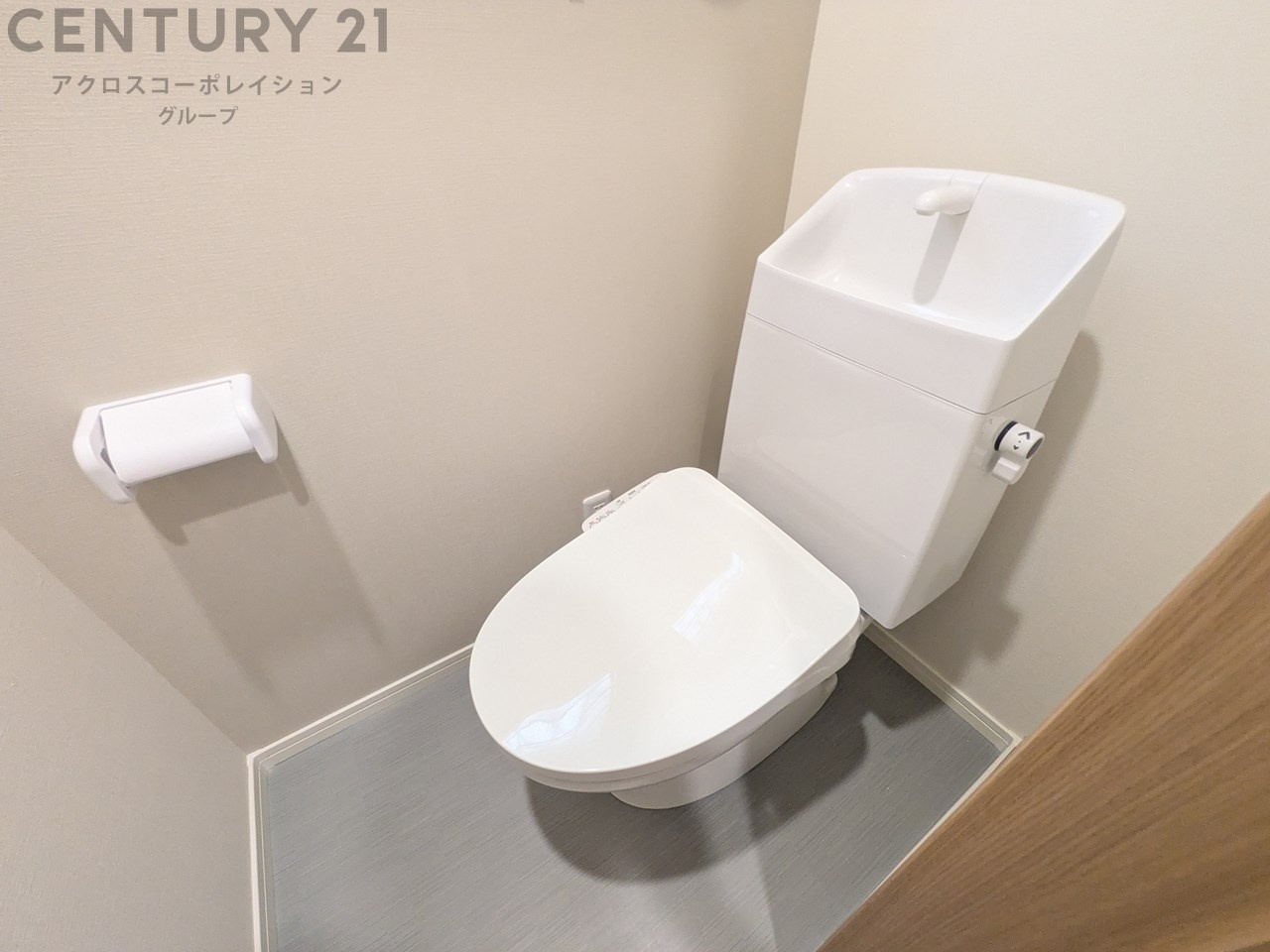 温水洗浄便座付トイレは温水洗浄機能により、暖かい水でおしりを洗浄することができ、冷たい水を使う従来の便座に比べ、温水洗浄機能で暖かいトイレを提供し、快適な使用を可能にします。