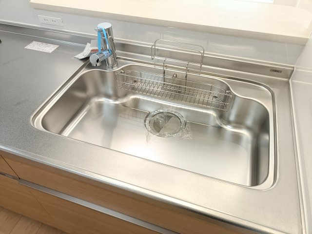 【シンク】　食器洗いもはかどる広々としたシンク。