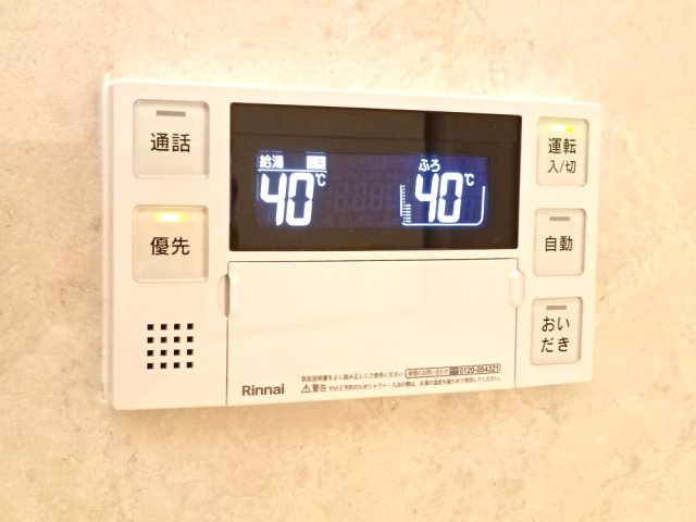 【給湯パネル】　日々の疲れを癒す浴室には、快適なバスタイムのための設備が整っています。