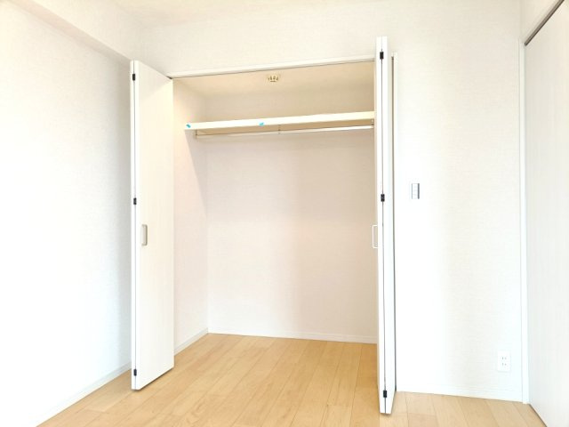 【洋室約6.0帖　収納】　ワイドなクローゼットを備え、衣類などをたっぷり収納可能。
