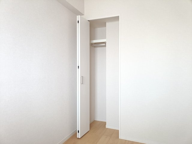 【洋室約5.0帖　収納】　収納も備わり、暮らしやすい空間がデザインされています。