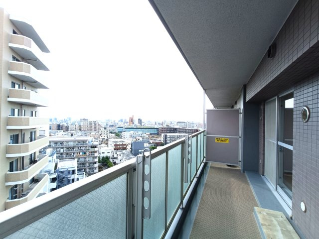 【バルコニー】　LDKに面したバルコニー。室内に明るい陽光を届けます。